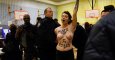 Dos activistas de Femen protestan en el colegio electoral de Trump. / REUTERS