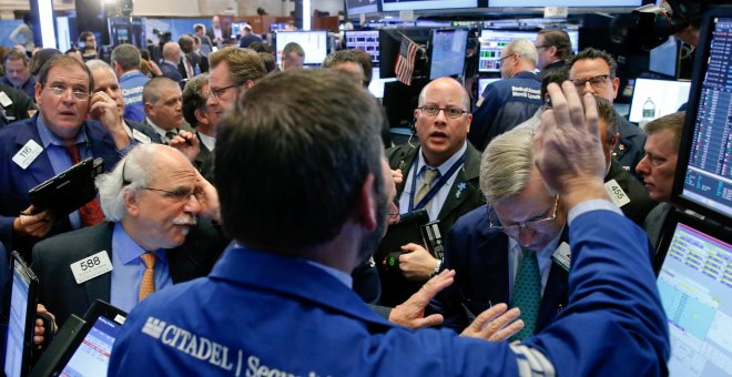 Operadores de la Bolsa de Nueva Yor (NYSE), en Wall Street, tras las lecciones presidenciales en EEUU. REUTERS/Brendan McDermid