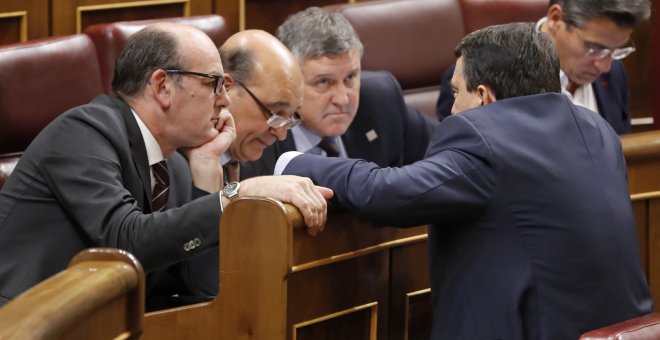 El portavoz del PNV, Aitor Esteban,conversa con diputados de su grupo, esta tarde en el pleno del Congreso de los Diputados. EFE/Ballesteros