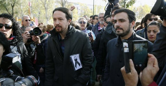 Pablo Iglesias y Alberto Garzón han estado presentes en la sede de Gas Natural en Madrid / EFE
