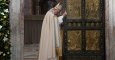 El Papa Francisco cierra la puerta santa de la Basílica de San Pedro, como conclusión del Jubileo extraordinario. REUTERS/Tiziana Fabi