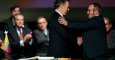El presidente de Colombia, Juan Manual Santos y el Líder de la Farc, Rodrigo Londono, conocido como Timochenko, tras la firma del nuevo acuerdo de paz en Bogotá, Colombia. REUTERS