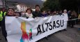 Los manifestantes sostienen la pancarta con el lema "Altsasu"./ D. A.