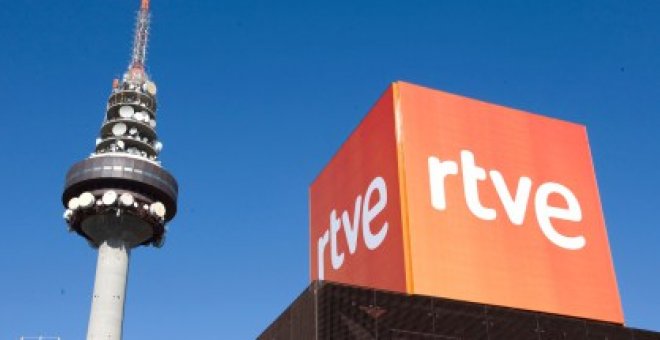 Logotipo de RTVE frente a Torre España, Madrid
