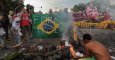 Manifestantes montan una barricada durante una protesta ante el Congreso brasileño contra el ajuste fiscal del Gobierno de Temer. - EFE