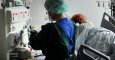 Una enfermera atiende a un paciente en un centro médico de Hamburgo. - AFP