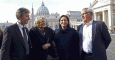 Pedro Santisteve, Joan Ribó, Manuela Carmena y Ada Colau, posan en la plaza de San Pedro del Vaticano.- EFE