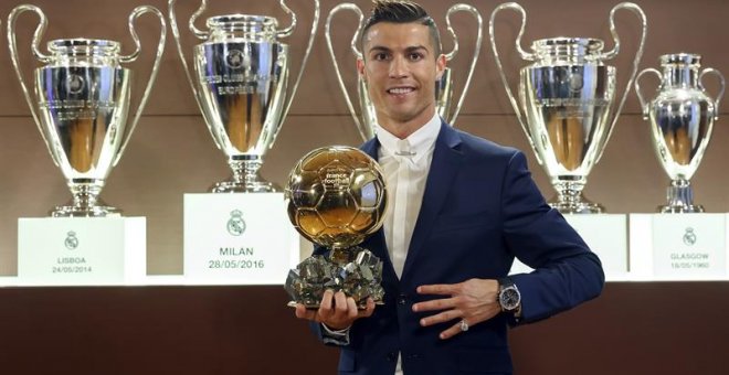 Cristiano Ronaldo en la Sala de Juntas del estadio Santiago Bernabéu con su cuarto Balón de Oro, lo que le sitúa a uno del argentino del Barcelona Lionel Messi. EFE