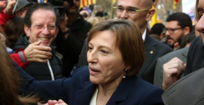 La presidenta del Parlament, Carme Forcadell, saluda a los simpatizantes que la apoyaban en la puerta tras declarar ante el Tribunal Superior de Justicia de Catalunya como investigada por desobedecer al Tribunal Constitucional. EFE/Toni Albir