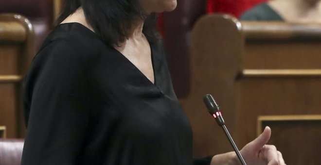 La diputada de Podemos Carolina Bescansa, durante la pregunta que formuló a la vicepresidenta del Gobierno, Soraya Saénz de Santamaria, relativa a ñla función lesgislativa de la Cámara Baja.EFE