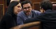 El diputado del grupo Unidos Podemos, Alberto Garzón (c), la diputada Carolina Bescansa (i) conversan con el diputado de Podemos, Íñigo Errejón, durante el pleno del Congreso.- EFE/Javier Lopez