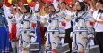 Tres astronautas chinos saludan antes de embarcarse en una misión en junio de 2012. /EFE