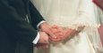 Una pareja se estrecha las manos en la ceremonia de su boda. EFE