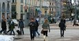 varias personas caminando por una calle de Helsinki.