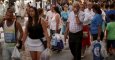 Varias personas con las bolsas de sus compras en el centro de la localidad malagueña de Ronda. REUTERS