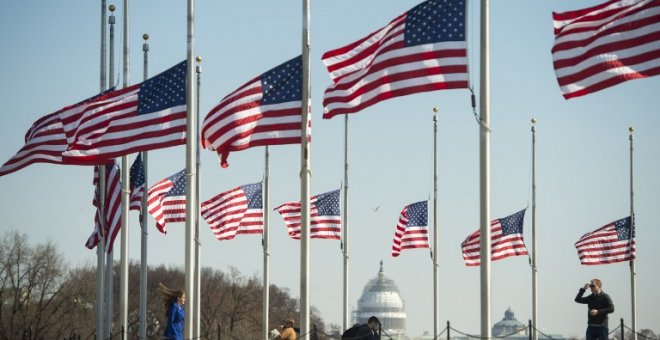 Banderas de EEUU en Washington, junto al Capitolio. - AFP