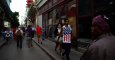 Un hombre cubano camina por las calles de La Habana con una camiseta  con la bandera estadounidense. / REUTERS