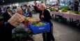 Una mujer hace la compra en un puesto de un mercado de Bilbao. REUTERS