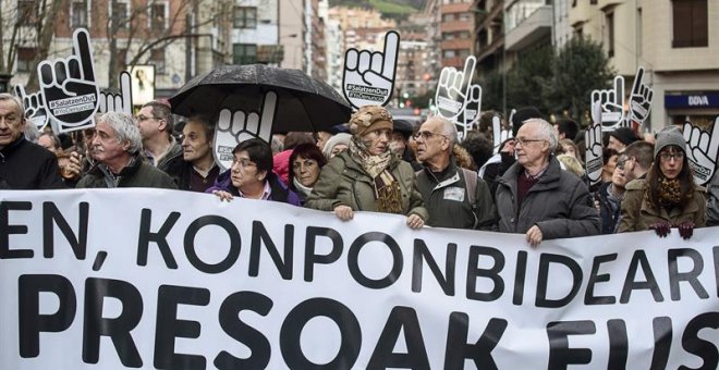 La red ciudadana Sare celebra su habitual gran manifestación anual contra la "vulneración de derechos" y la dispersión de los presos de ETA, hoy en Bilbao. EFE/JAVIER ZORRILLA