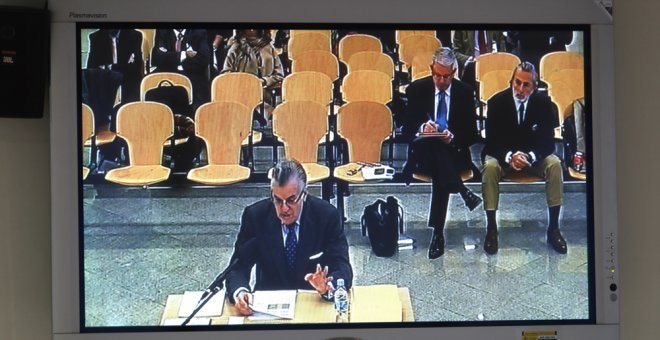 Imagen del monitor instalado en la sala de prensa de la Audiencia Nacional de la declaración del extesorero del PP Luis Bárcenas en juicio del caso Gürtel. EFE/Emilio Naranjo