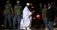 Yahya Jammeh, en el aeropuerto de Banjul, antes de coger el avión que le llevará a su exilio en Guinea Conakry. - REUTERS