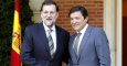 El presidente del PP, Mariano Rajoy, con el presidente de la Gestora del PSOE, Javier Fernández, en un encuentro en Moncloa. Archivo EFE