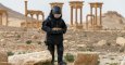 Mayo de 2016. Un soldado ruso limpia de minas las ruinas de Palmira, en Siria. En 2015, el Dáesh las arrasó. Filmó en sus teatros macabras ejecuciones y voló sus templos con explosivos. Ahora, los arqueólogos del proyecto Rekrei se han propuesto reconstru
