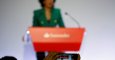 Un periodista toma una foto a la presidenta del Banco Santander, Ana P. Botin, durante la presentación de los resultados anuales de 2016, en la Ciudad Financiera de la localidad madrileña de Boadilla del Monte. REUTERS/Juan Medina