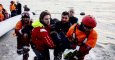 Miembros de Proem-Aid ayudan a rescatar a un grupo de migrantes que tratan de llegar a la playa de Lesbos. - PROEM-AID