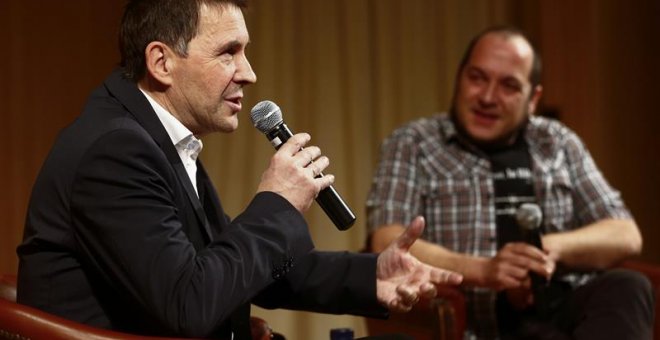 El secretario general de Sortu, Arnaldo Otegi (i), junto a David Fernández (d), exportavoz de la CUP en el Parlament, durante la charla con el título "La vía vasca" que ambos han mantenido esta noche en el Ateneu Barcelonés de la ciudad condal. EFE/Quique