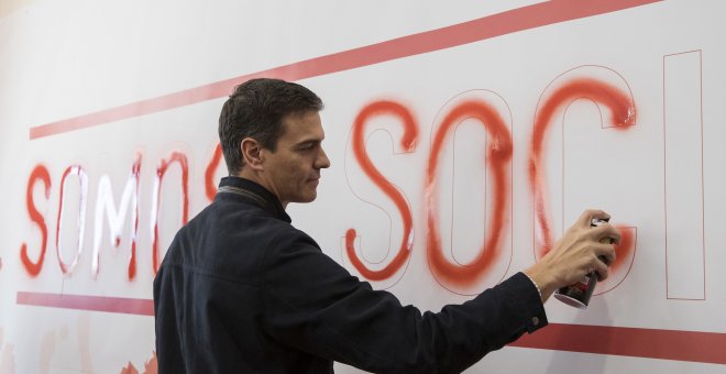El exsecretario general del PSOE Pedro Sánchez rellena con spray una pintada en Dos Hermanas (Sevilla), donde ha anunciado que se presentará a las primarias para volver a liderar el partido. EFE/Julio Muñoz