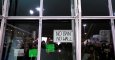 Manifestantes contra las medidas migratorias del presidente de EEUU, Donald Trump, protestan en la Terminal 4 del aeropuerto JFK de Nueva York. REUTERS/Andrew Kelly