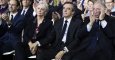 El exprimero ministro francés Francois Fillon y su espaosa en un acto político en París. EFE/EPA/ETIENNE LAURENT