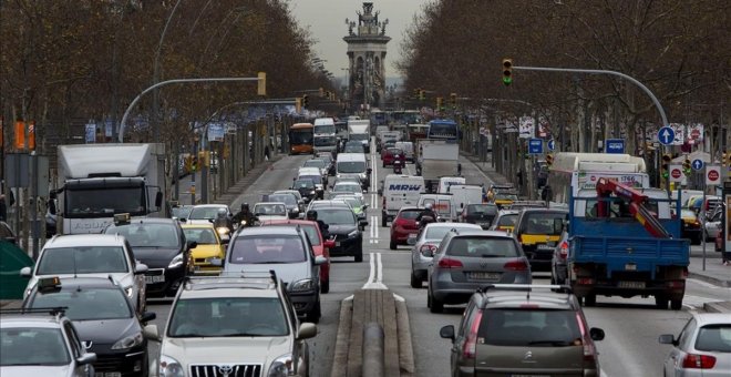 Barcelona quiere cobrar más por aparcar a los vehículos más contamientantes / EFE