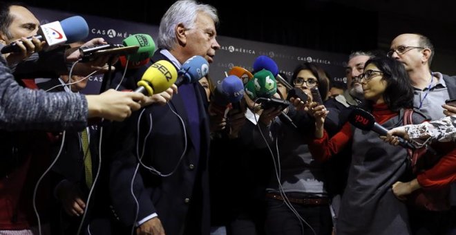 El expresidente del Gobierno Felipe González contesta a las preguntas de los periodistas en el acto conmemorativo del 25 aniversario del Acuerdo de Chapultepec/EFE
