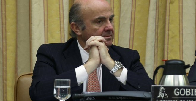 El ministro de Economía, Luis de Guindos, durante su comparecencia  en la comisión correspondiente del Congreso de los Diputados. EFE/Paco Campos