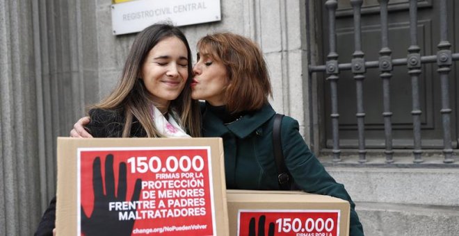 Juana y Vanessa, antes de entregar las 150.000 firmas ante el Ministerio de Justicia este martes en Madrid. EFE