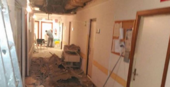 Imagen de un pasillo del Hospital 12 de Octubre, en Madrid, con su techo derrumbado. MATS
