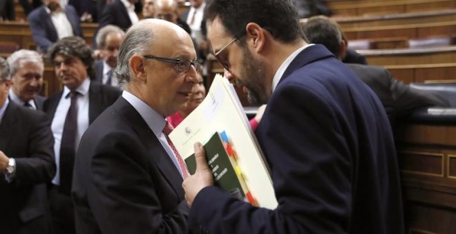 El portavoz del grupo socialista, Antonio Hernando y el ministro de Hacienda, Cristóbal Montoro, al finalizar el pleno del Congreso de los Diputados de este miércoles/EFE/Juan Carlos Hidalgo