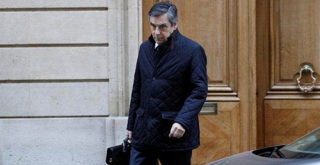 El ex primer ministro conservador francés y candidato a las presidenciales por el partido de Los Republicanos, François Fillon, sale de su residencia en París este jueves por la mañana. | YOAN VALAT (EFE)