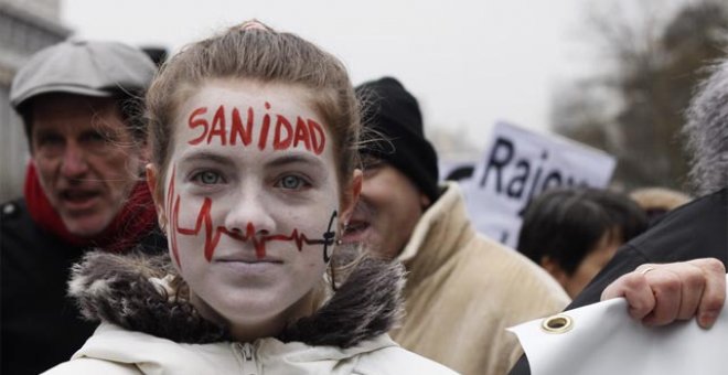 Una niña en una manifestación en defensa de la sanidad pública en Madrid, en 2014.- JAIRO VARGAS