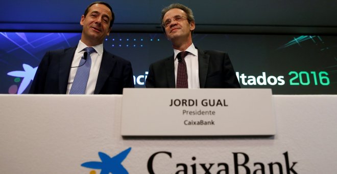El  presidente de CaixaBank, Jordi Gual (d), y el consejero delegado, Gonzalo Gortazar (i), en la presentación de los resultados de la entidad en 2016. REUTERS/Albert Gea