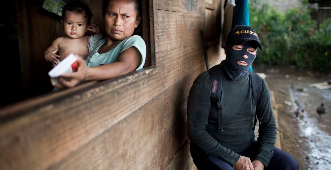 Shuar del centro Yunkuapais hacen guardia y ponen seguridad ante la posible entrada de militares en la Amazonía ecuatoriana.-EDU LEÓN