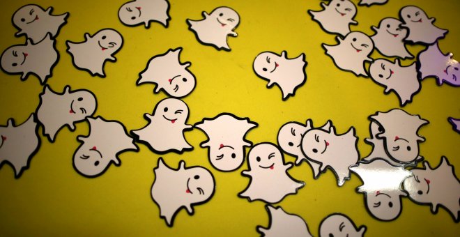 Pins del logo de la red social Snapchat, en la feria tecnológica de Ls Ángeles  (TechFair LA). REUTERS/Lucy Nicholson