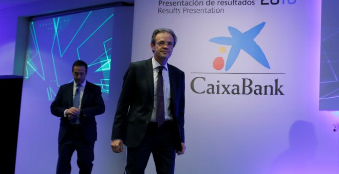 El presidente de Caixabank, Jordi Gual, seguido por el consejero delegado de la entidad, Gonzalo Gortazar, a su llegada a la rueda de prensa de presentación de los resultados de 2016 de la entidad, en Barcelona. REUTERS/Albert Gea