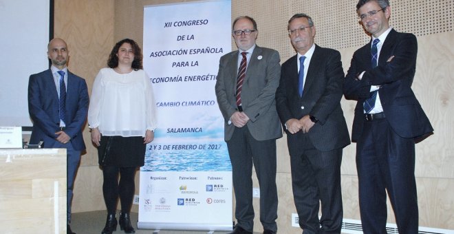 El vicerrector de la USAL, Mariano Esteban (c); el presidente de Red Eléctrica de España, José Folgado Blanco (2d), y Javier González Benito (i), decano de la Facultad de Economía y Empresa, además de por los presidentes de la AEEE y del congreso, Gonzalo