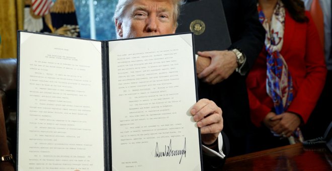 Trump, con una de las órdenes que ha firmado. REUTERS/Kevin Lamarque