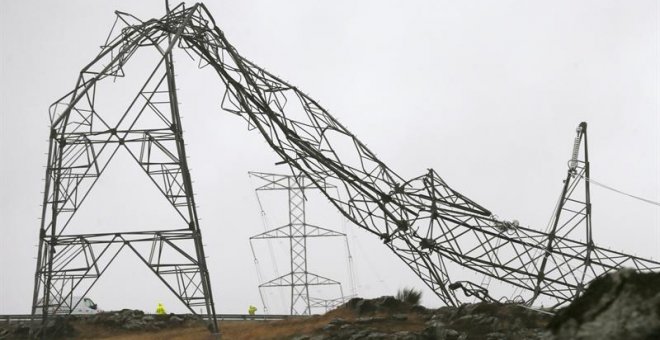 Una torre de alta tensión caída debido al temporal, en Silleda. / EFE