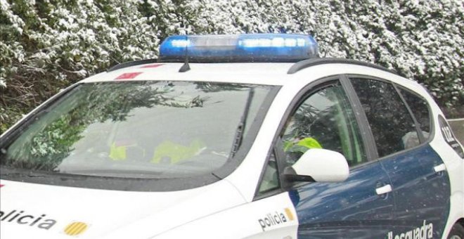 Foto de archivo de un coche de los Mossos. / EFE