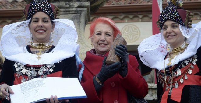 La periodista Rosa María Calaf, junto a las alcaldesas de Zamarramala (Segovia), Maite Cocero (i) y Vanesa González (d), tras recibir el premio 'Matahombres de oro en la tradicional fiesta de Santa Águeda, una fiesta de Interés Turístico Nacional que se t